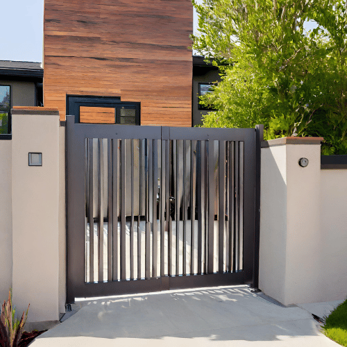 Le portillon en aluminium est une entrée piétonne pratique pour votre maison. Il peut être verrouillé avec une clé et motorisé pour plus de commodité. Il s'adapte harmonieusement à votre clôture, votre portail, ou d'autres matériaux comme la pierre ou le béton. Un choix essentiel pour l'esthétique de votre maison.